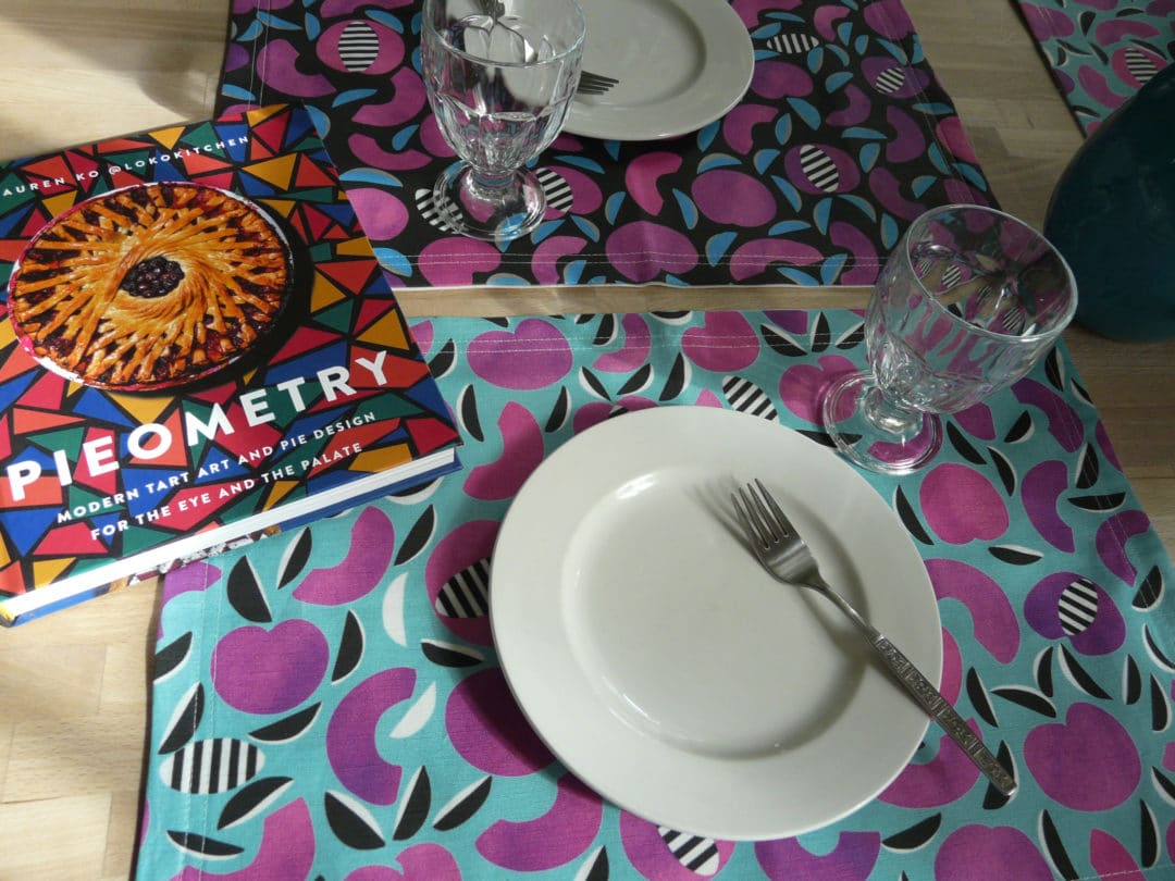 design plum pie avec livre de patisserie de lauren ko pieometry